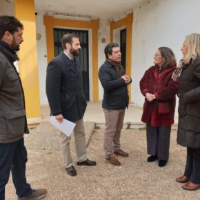 El alcalde de Almadén de la Plata traslada a la delegación de Sanidad la necesidad “urgente” de un nuevo consultorio médico