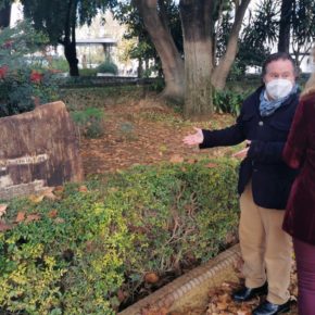 Ciudadanos denuncia la “decadencia” de los monolitos de piedra dedicados a la Generación del 27 en los Jardines de Cristina