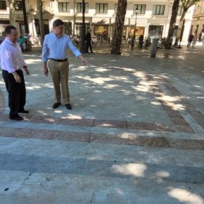 Ciudadanos critica la “suciedad incrustada” en el pavimento de la Plaza Nueva y advierte de la “degradación” del espacio