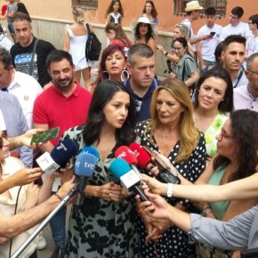 Arrimadas: “Si los andaluces votan a Ciudadanos continuará este gobierno de cambio, si votan al PP tendrán a Olona de vicepresidenta”